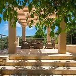 Ozias A Modern,spacious, Swimmig Pool Villa.