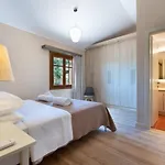 Ozias A Modern,spacious, Swimmig Pool Villa.