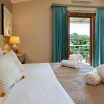 Ozias A Modern,spacious, Swimmig Pool Villa. Vila *