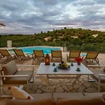 Vila Ozias A Modern,spacious, Swimmig Pool Villa.