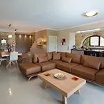Ozias A Modern,spacious, Swimmig Pool Villa. Vila