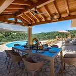 Ozias A Modern,spacious, Swimmig Pool Villa. Vila *